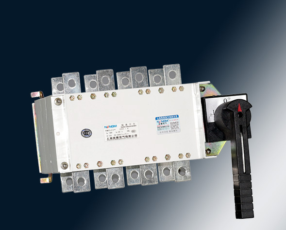 NMGLZ1-63A~3150A轉(zhuǎn)換隔離開(kāi)關(guān)（雙投開(kāi)關(guān)）上下組合運(yùn)用于兩條低壓電路切換或者兩個(gè)負(fù)載設(shè)備的轉(zhuǎn)換或安全隔離等。…