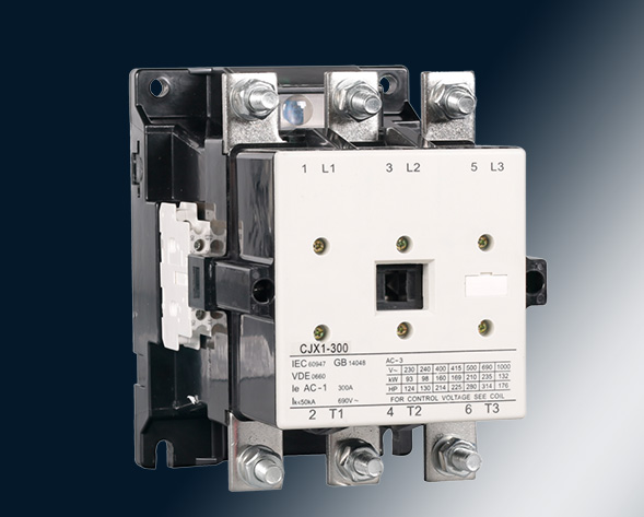 CJX1交流接觸器適用于交流50Hz或60Hz、電壓至690V、電流至475A的電力線(xiàn)路中，供遠(yuǎn)距離頻繁起動(dòng)和控制電動(dòng)機(jī)及接通與分?jǐn)嚯娐贰＝?jīng)加裝機(jī)械聯(lián)鎖機(jī)構(gòu)后組…